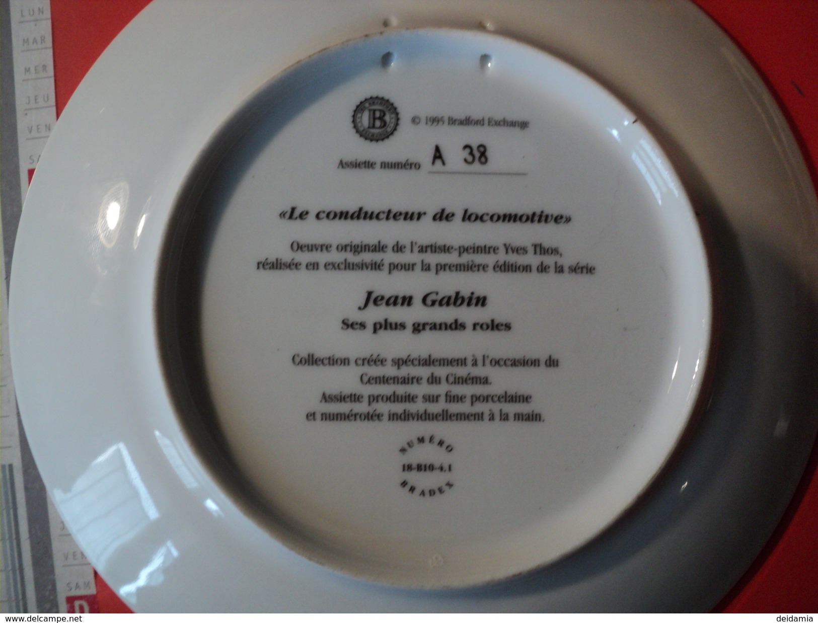 ASSIETTE NUMEROTEE N° A 38. JEAN GABIN. 1995. SES PLUS GRANDS ROLES LE CONDUCTEUR DE LOCOMOTIVE. - Assiettes