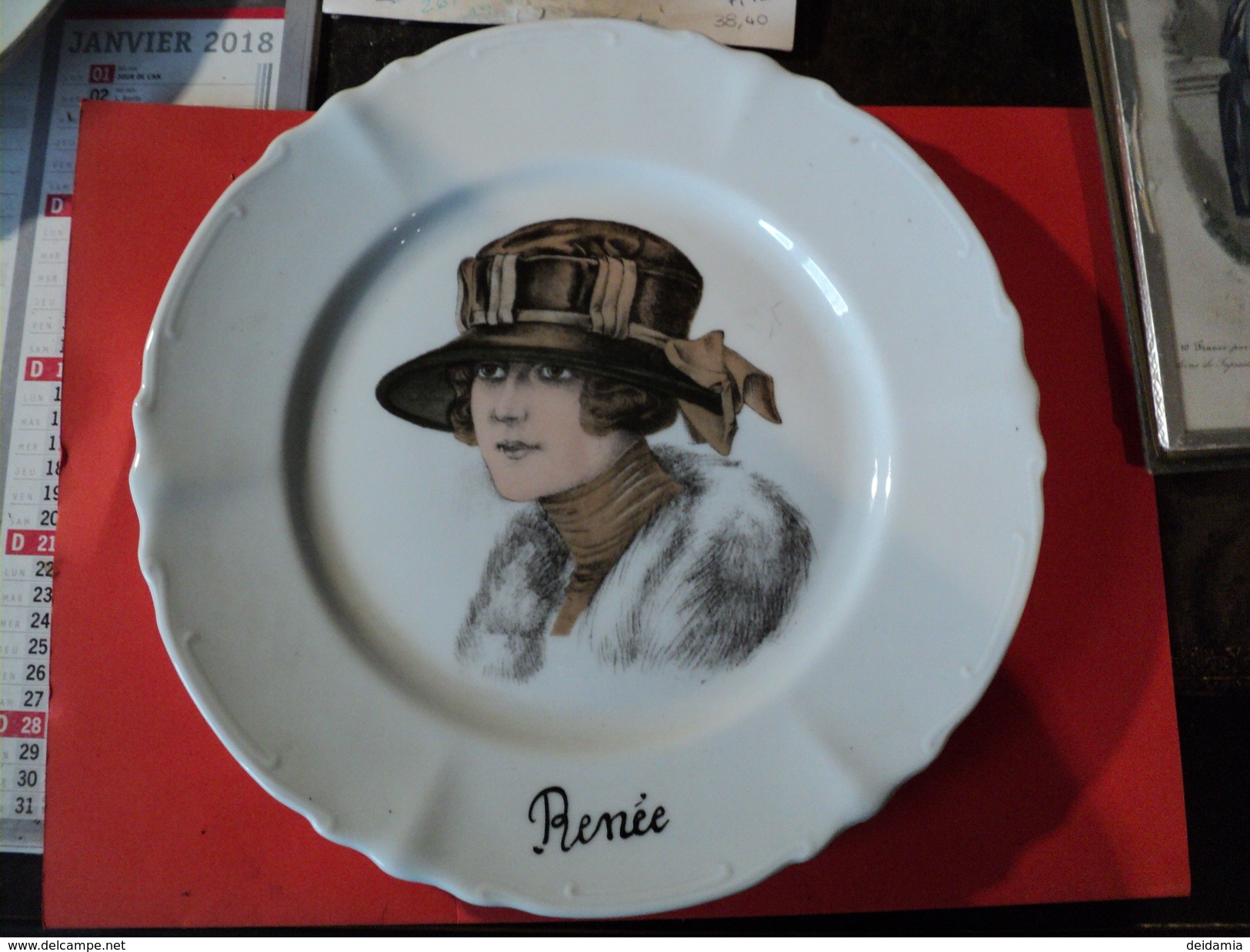 ASSIETTE PORCELAINE PORTRAIT DE FEMME INTITULE RENEE FEMME DES ANNEES 20 OU 30. - Piatti