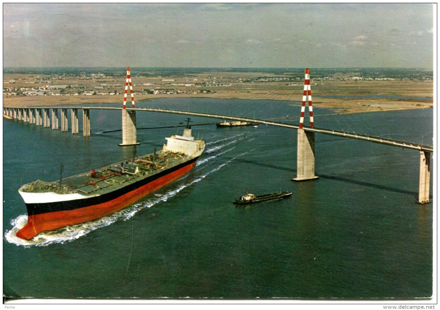 N°58879 GF-cpsm Tanker Sous Le Pont De Saint Nazaire- - Commerce