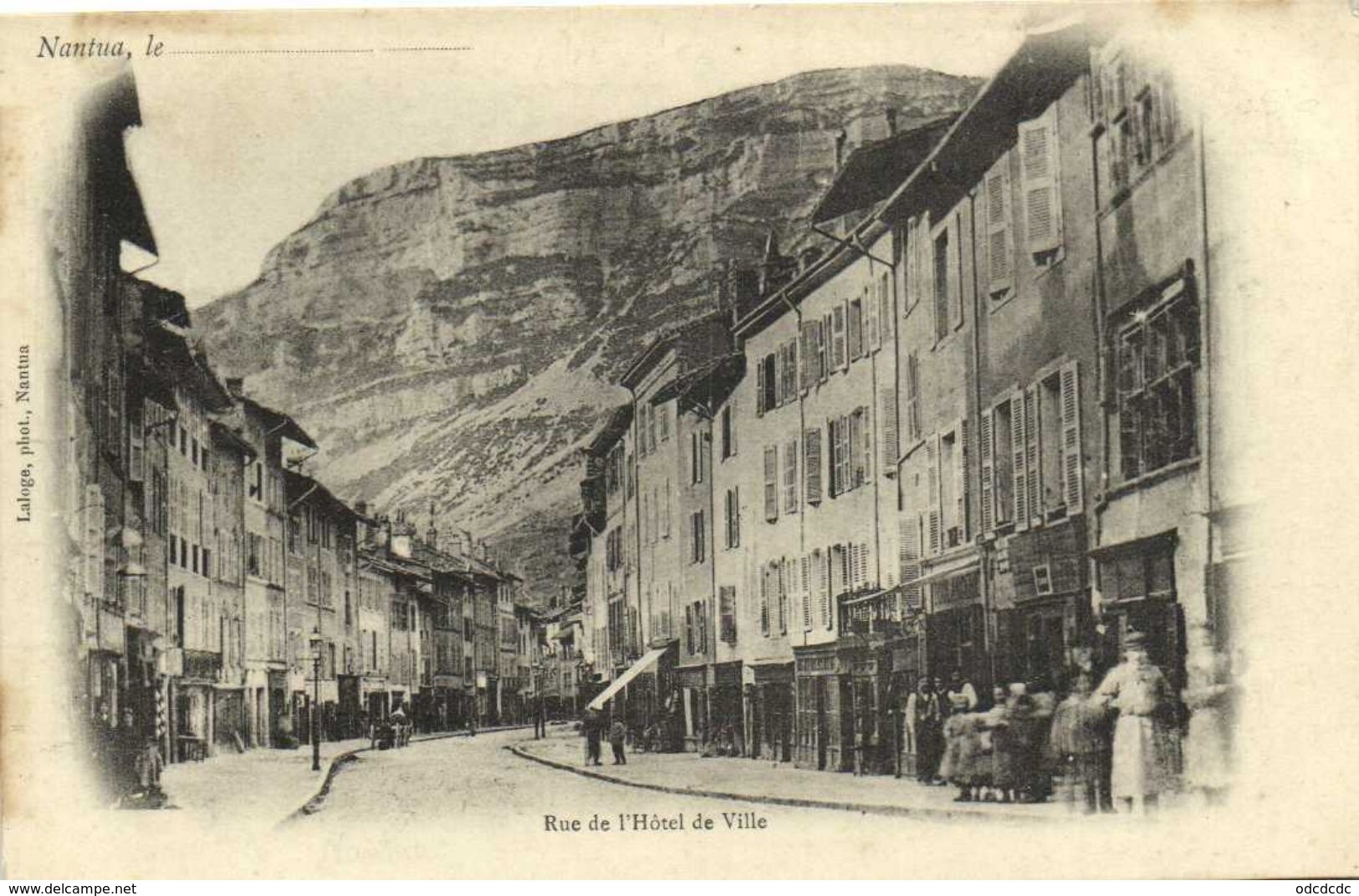 NANTUA  Rue De L'Hotel De Ville Personnages Commerces Recto Verso - Nantua