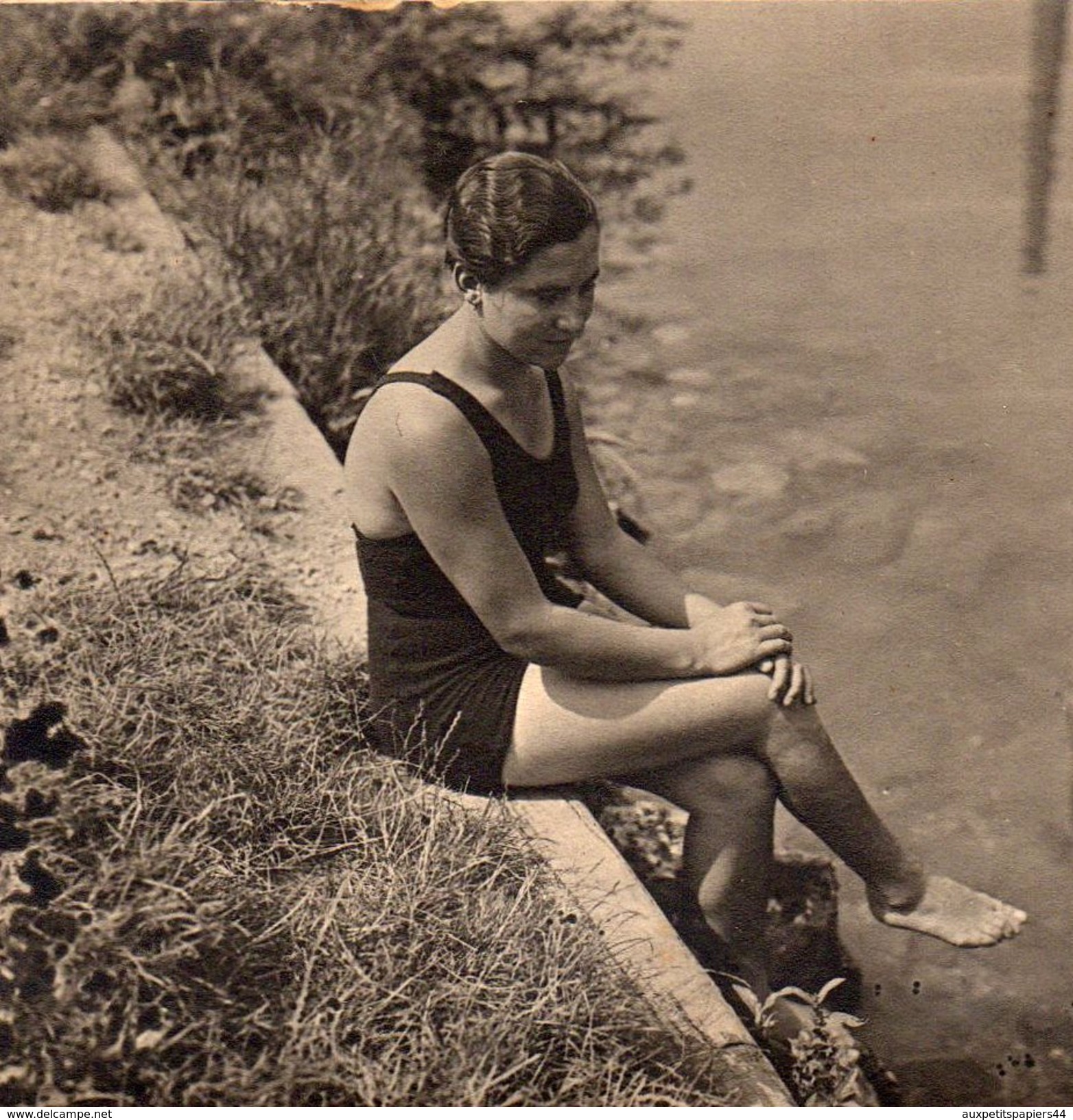 Photo Originale Plage & Maillot De Bain Pour Pin-up En Maillot Jambes Croisées Au Bord De L'eau Vers 1910 - Pin-Ups