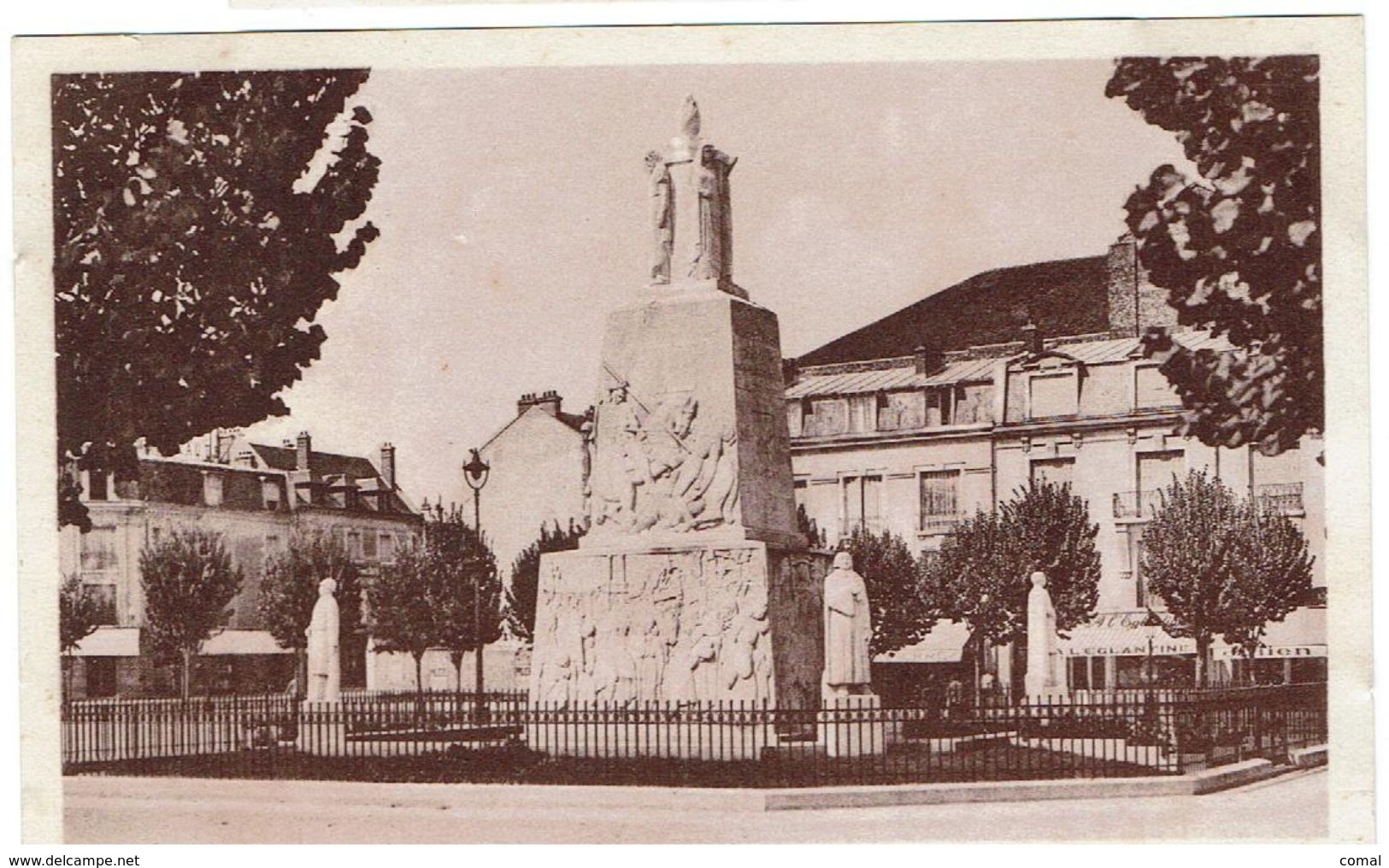 CPA -02 - SOISSONS -Place Centrale - Monument Aux Morts - - Soissons