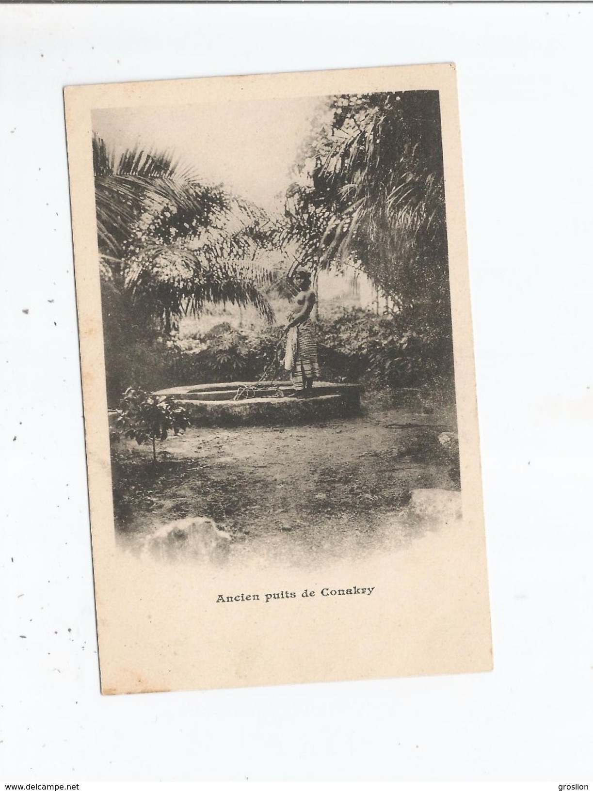 ANCIEN PUITS DE CONAKRY (JEUNE FEMME POSANT) - Guinée