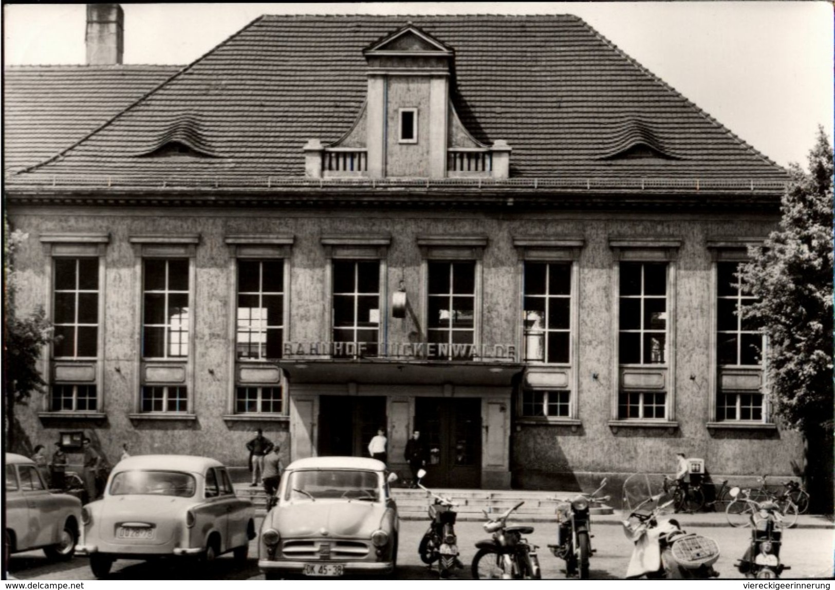 ! DDR S/w Ansichtskarte Bahnhof Luckenwalde, Trabant, Mofa, Motorräder - Luckenwalde