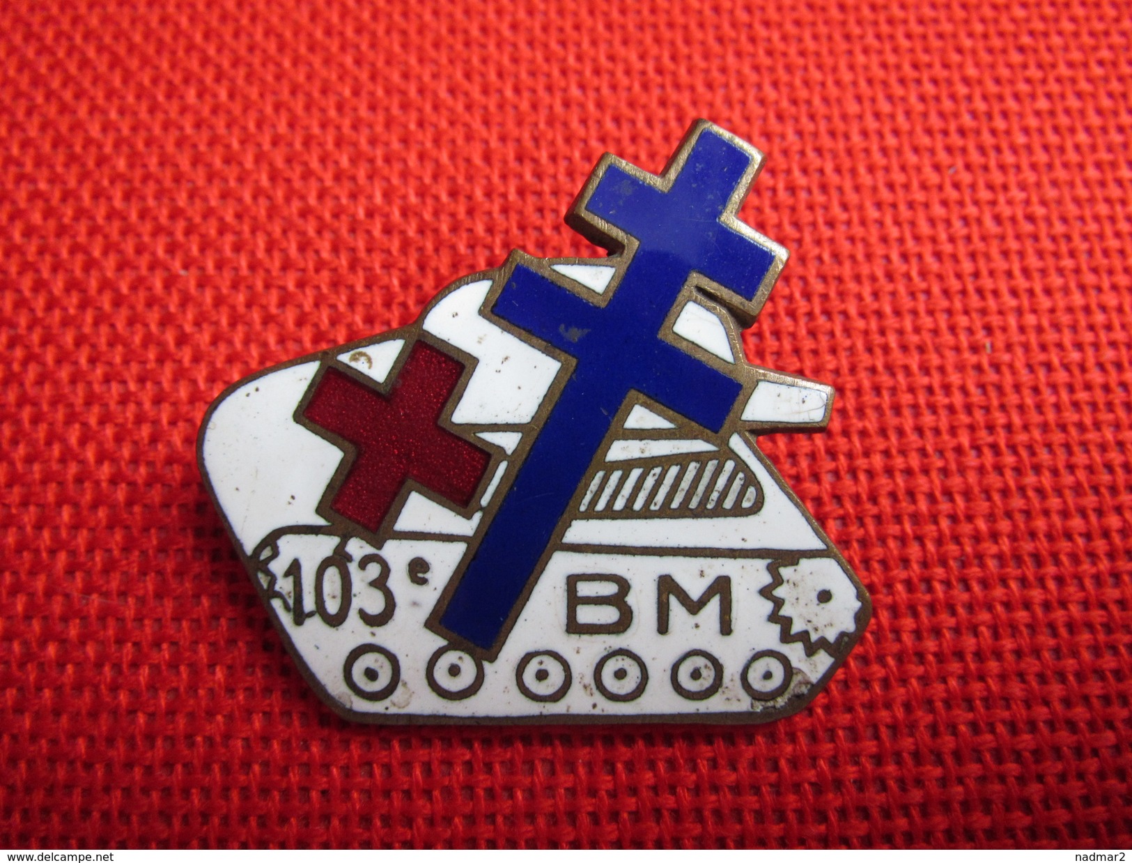 RARE Armée De Terre Broche Insigne 103ème B M Char Croix De Lorraine Croix Rouge Bataillon De Marche Vers 1945 épingle - Armée De Terre