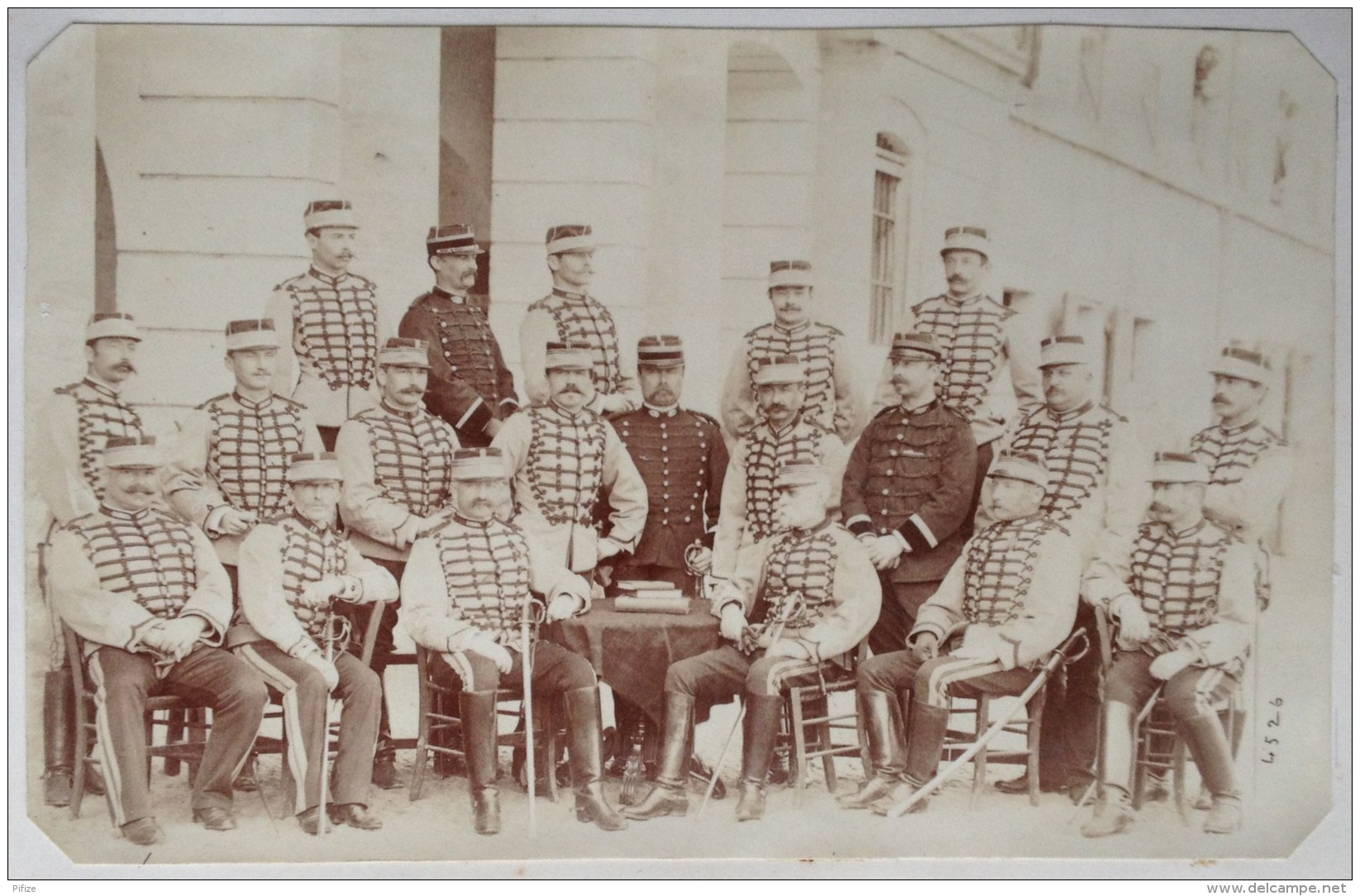 13e Régiment De Chasseurs à Rennes . Officiers Nommés . Lt-col. De Briey . + Beau Groupe Militaires Costumés . 1880-85 . - Guerre, Militaire