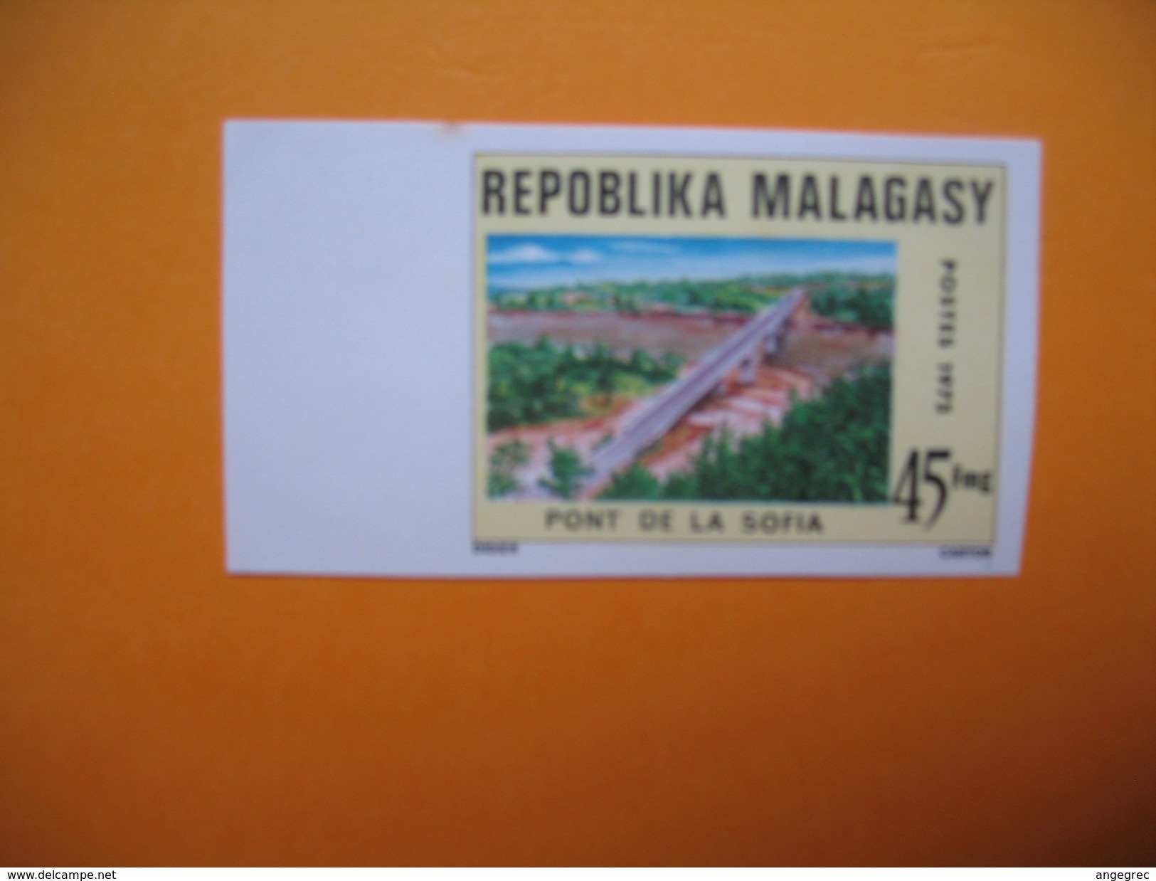 Timbre Non Dentelé   N° 559  Pont De La Sofia  1975 - Madagaskar (1960-...)