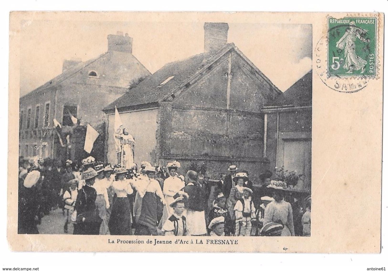 LA FRESNAYE - Procession De Jeanne D'Arc - Beau Plan Animé - La Fresnaye Sur Chédouet