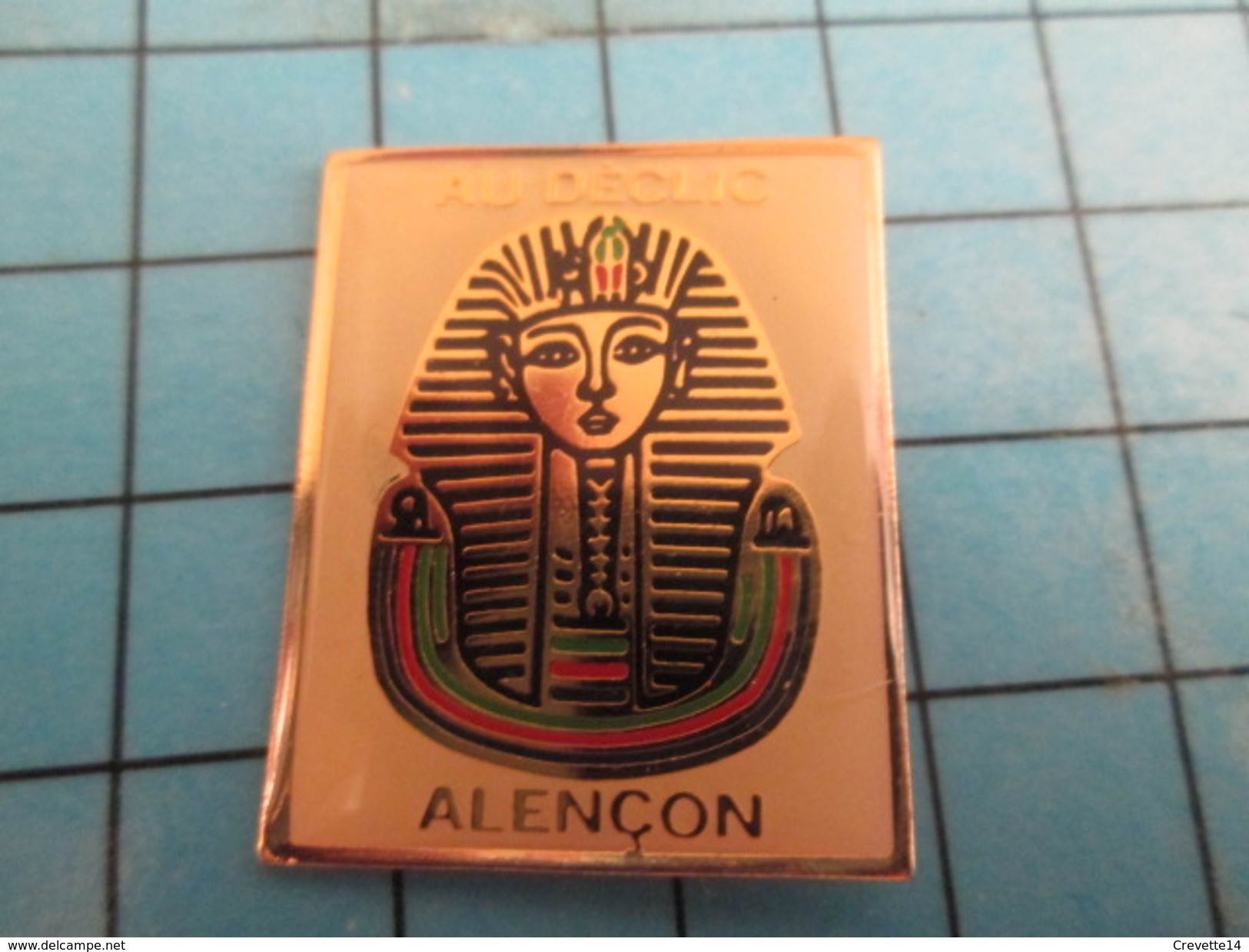 Pin713i Pin's Pins : BEAU ET RARE : MARQUES / AU DECLIC ALENCON PHARAON EGYPTIEN - Marques