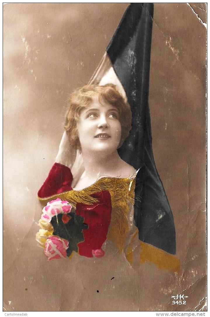 [DC11016] CPA - DONNA CON BANDIERA - Non Viaggiata 1915 - Old Postcard - Patrióticos