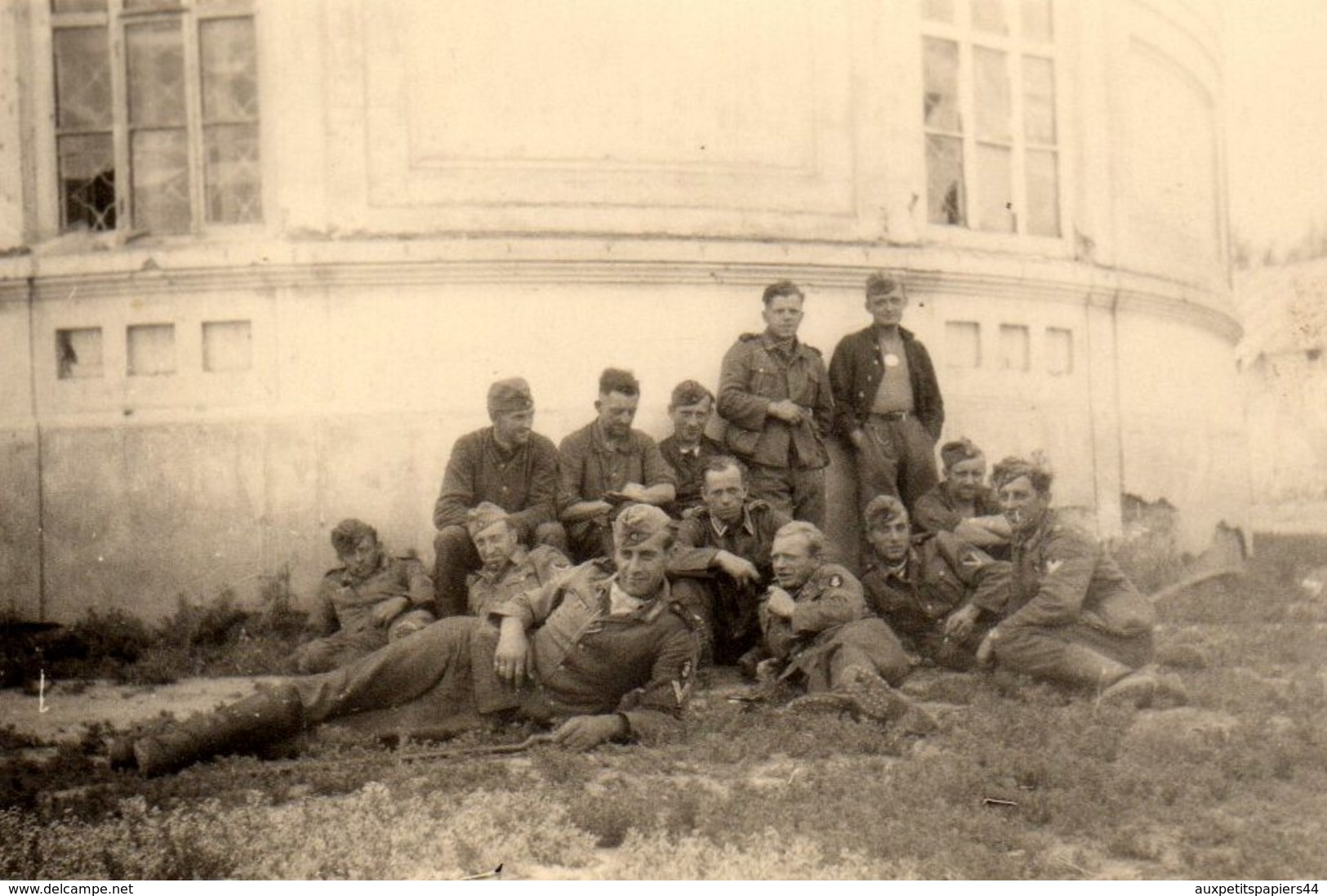 Photo Originale Guerre 1939-45 - Bataillon Allemand Aux Mines Fatiguées Au Repos Au Pied D'une Tour - Guerre, Militaire