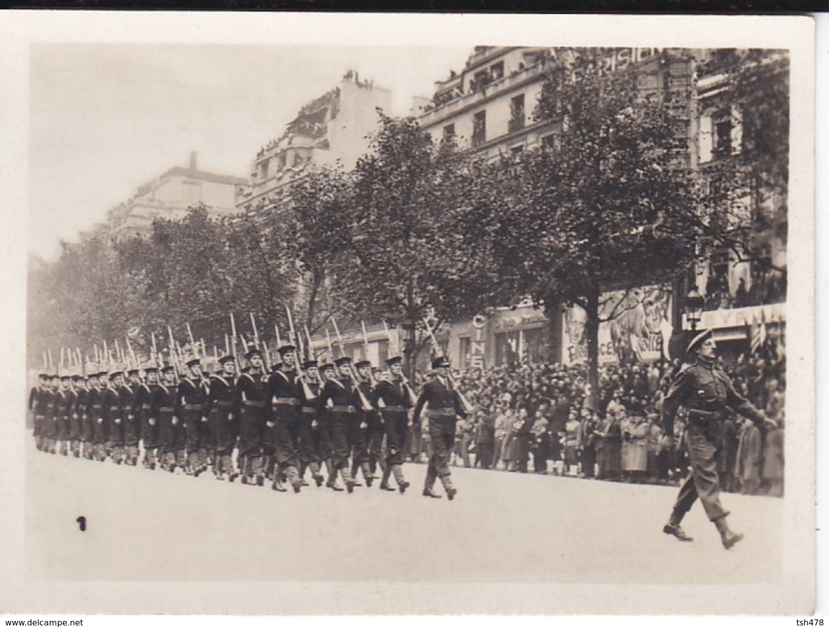 MINI PHOTO--PARIS--défilé Des Fusilliers-marins Anglais-libération 1944 Armistice--voir 2 Scans - Other & Unclassified