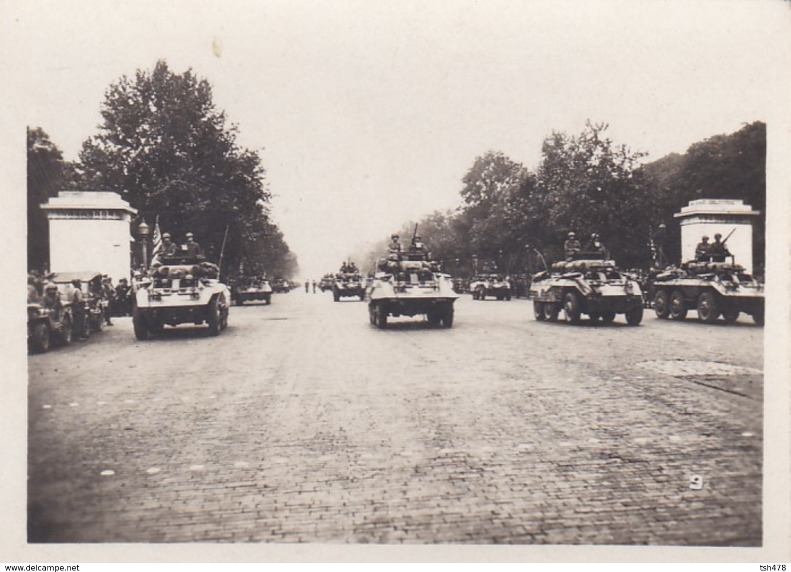 MINI PHOTO--PARIS--chars De La Division LECLERC Aux Champs-elysées--libération 1944 Armistice--voir 2 Scans - Autres & Non Classés