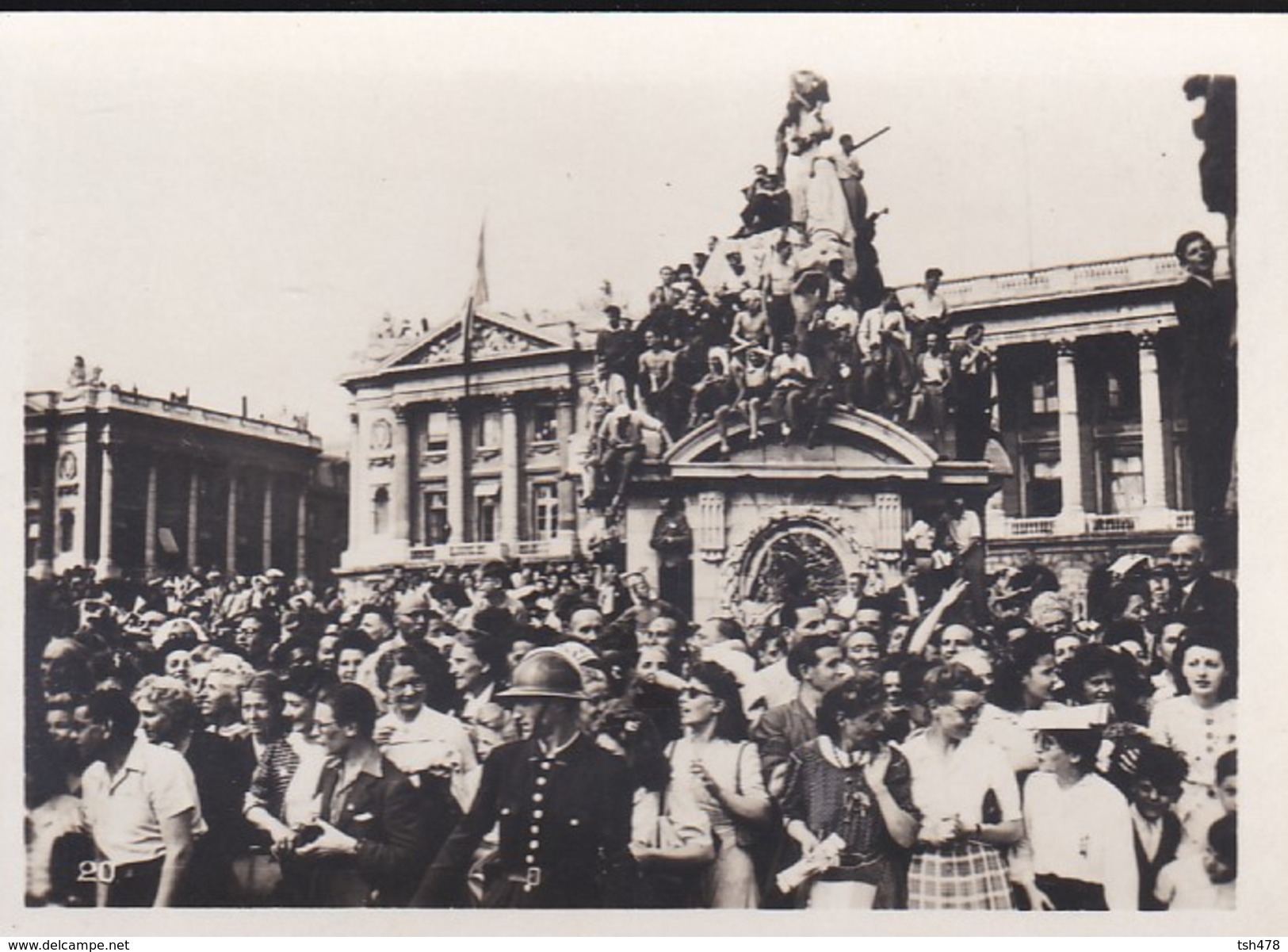 MINI PHOTO--PARIS-foule Place De La Concorde Assistant Au Défilé L'armée Améraine-libération 1944 Armistice-voir 2 Scans - Autres & Non Classés