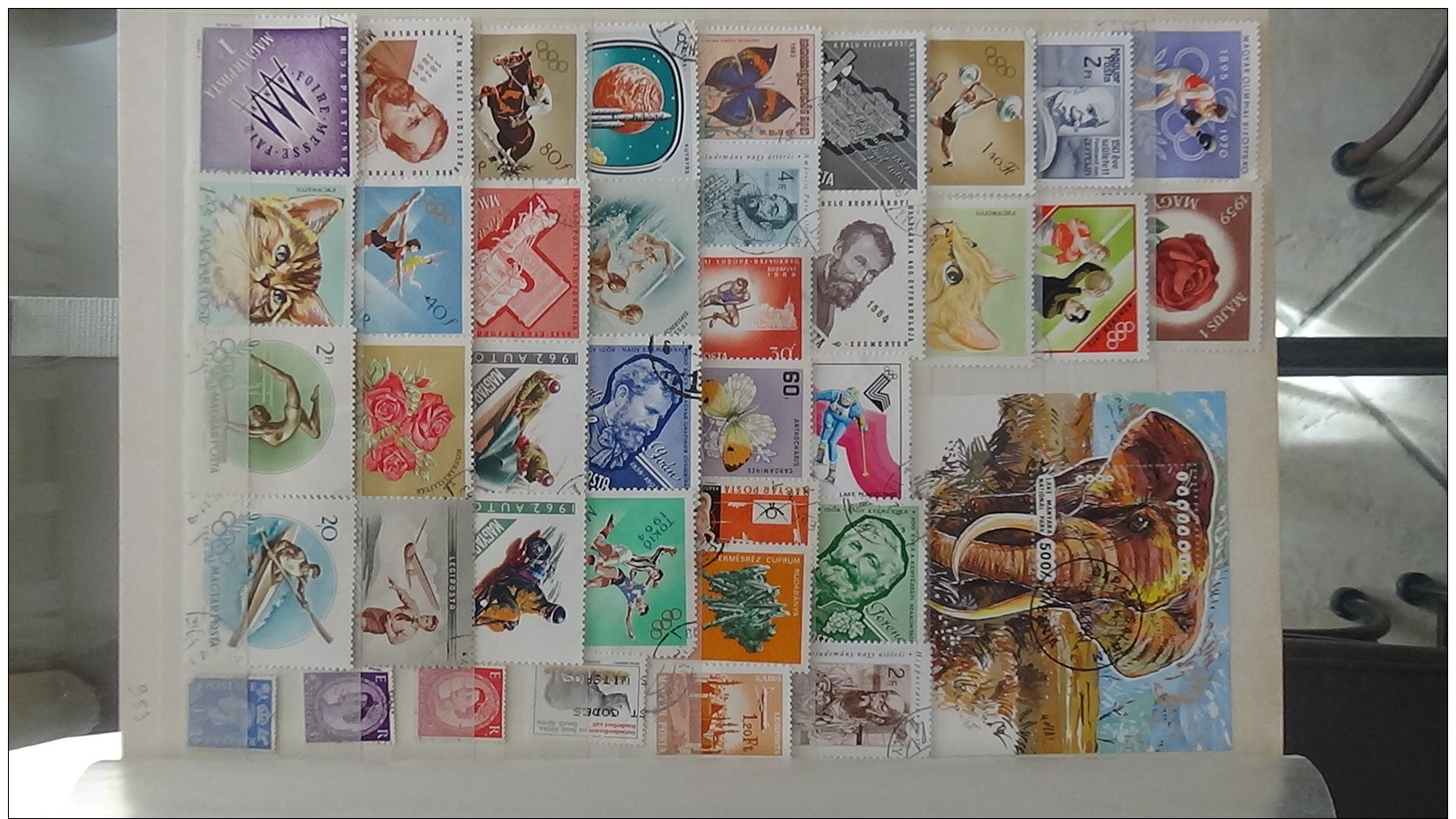 Album Timbres Oblitérés Et Blocs Du Monde. Très Sympa !!! Voir Commentaires - Collections (en Albums)