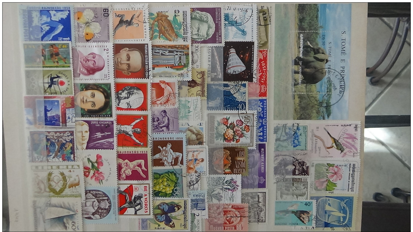 Album timbres oblitérés et blocs du monde. Très sympa !!! Voir commentaires