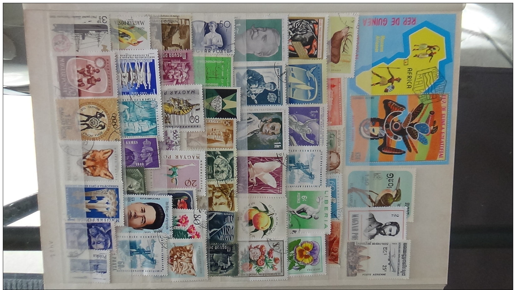 Album timbres oblitérés et blocs du monde. Très sympa !!! Voir commentaires