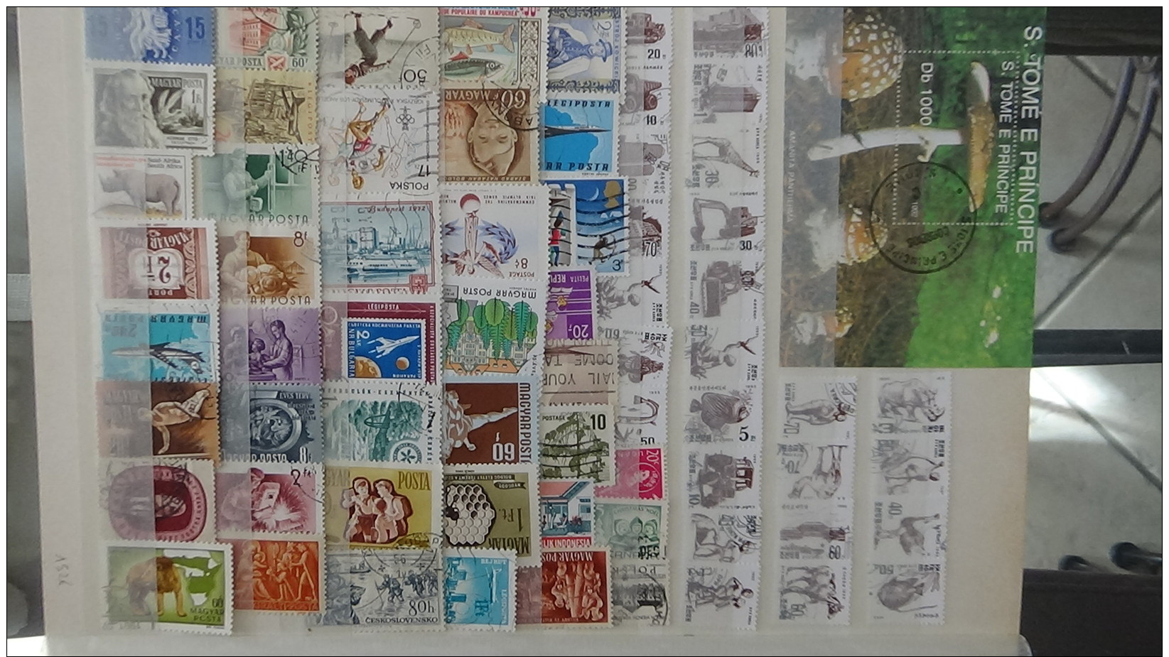 Album timbres oblitérés et blocs du monde. Très sympa !!! Voir commentaires