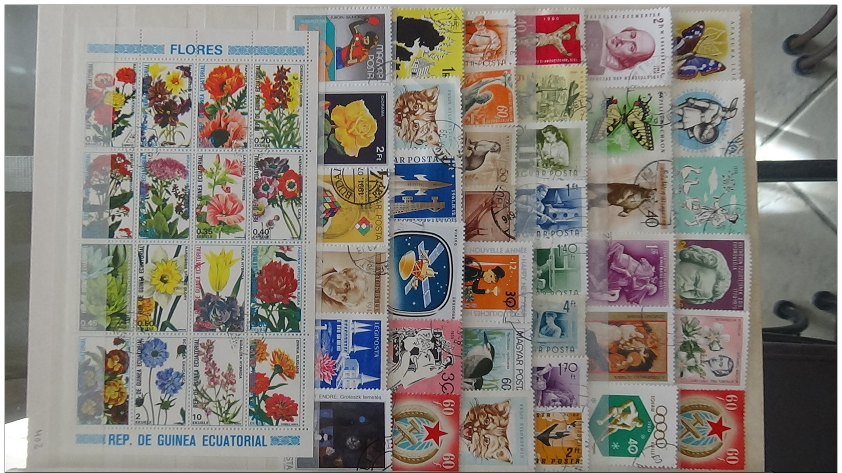 Album timbres oblitérés et blocs du monde. Très sympa !!! Voir commentaires