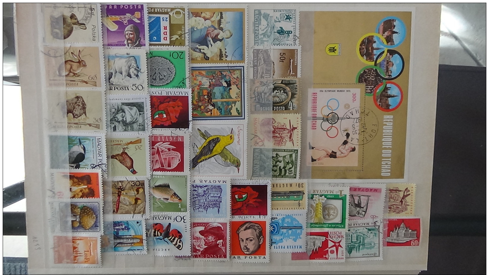 Album timbres oblitérés et blocs du monde. Très sympa !!! Voir commentaires