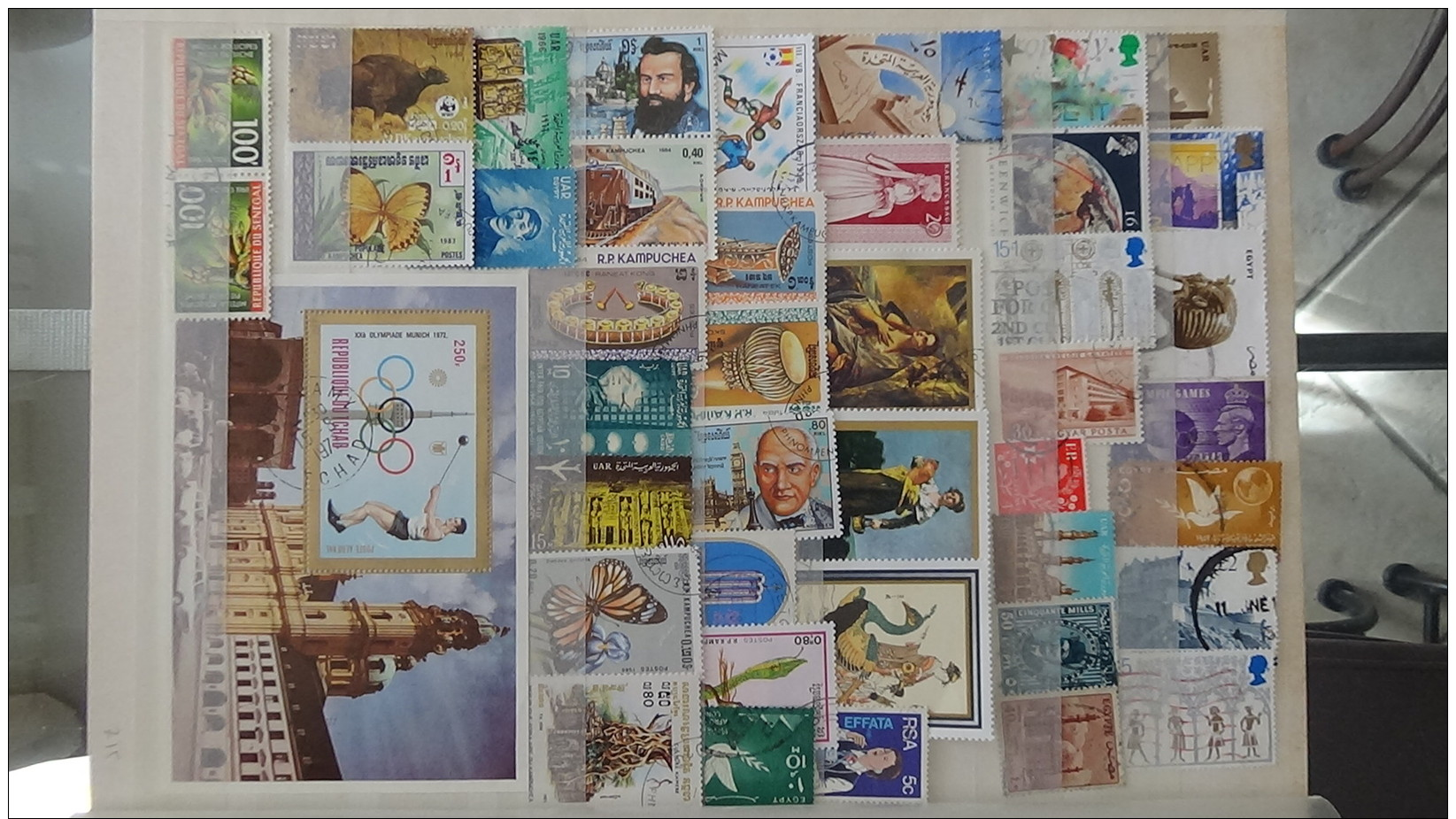 Album timbres oblitérés et blocs du monde. Très sympa !!! Voir commentaires