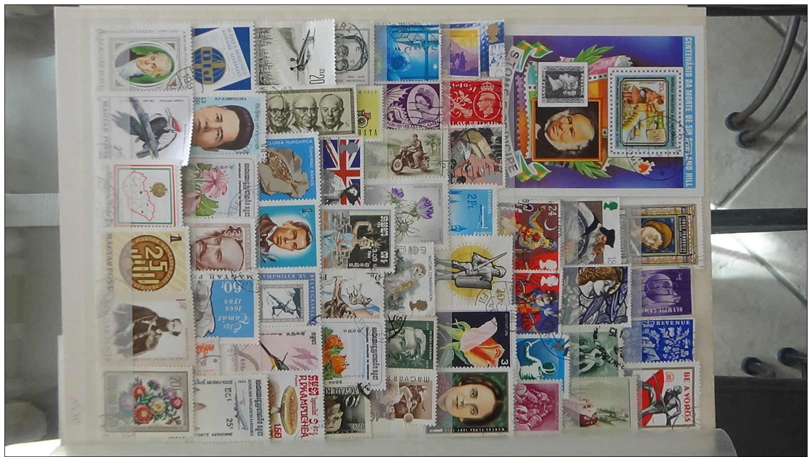 Album timbres oblitérés et blocs du monde. Très sympa !!! Voir commentaires