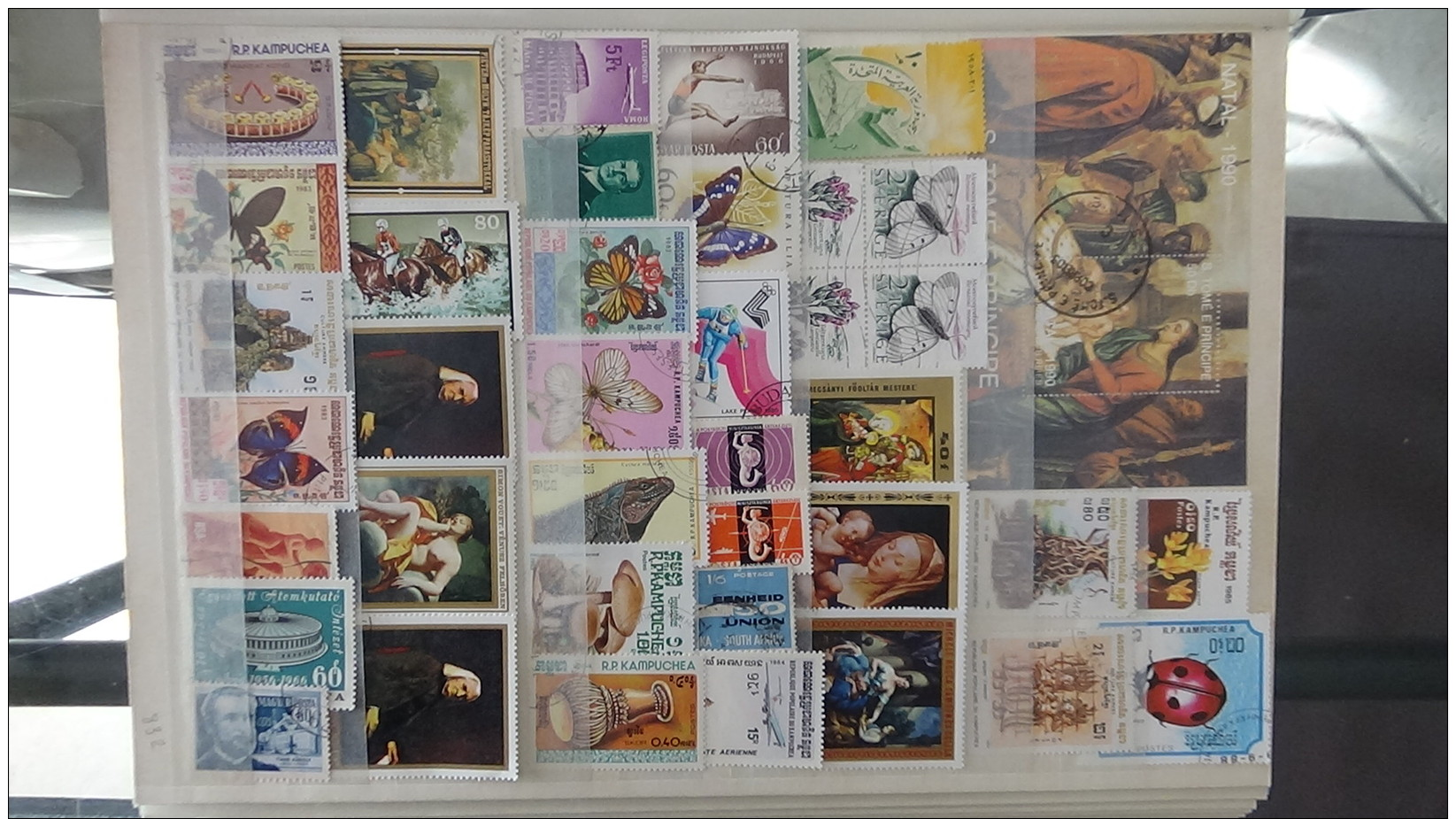 Album timbres oblitérés et blocs du monde. Très sympa !!! Voir commentaires