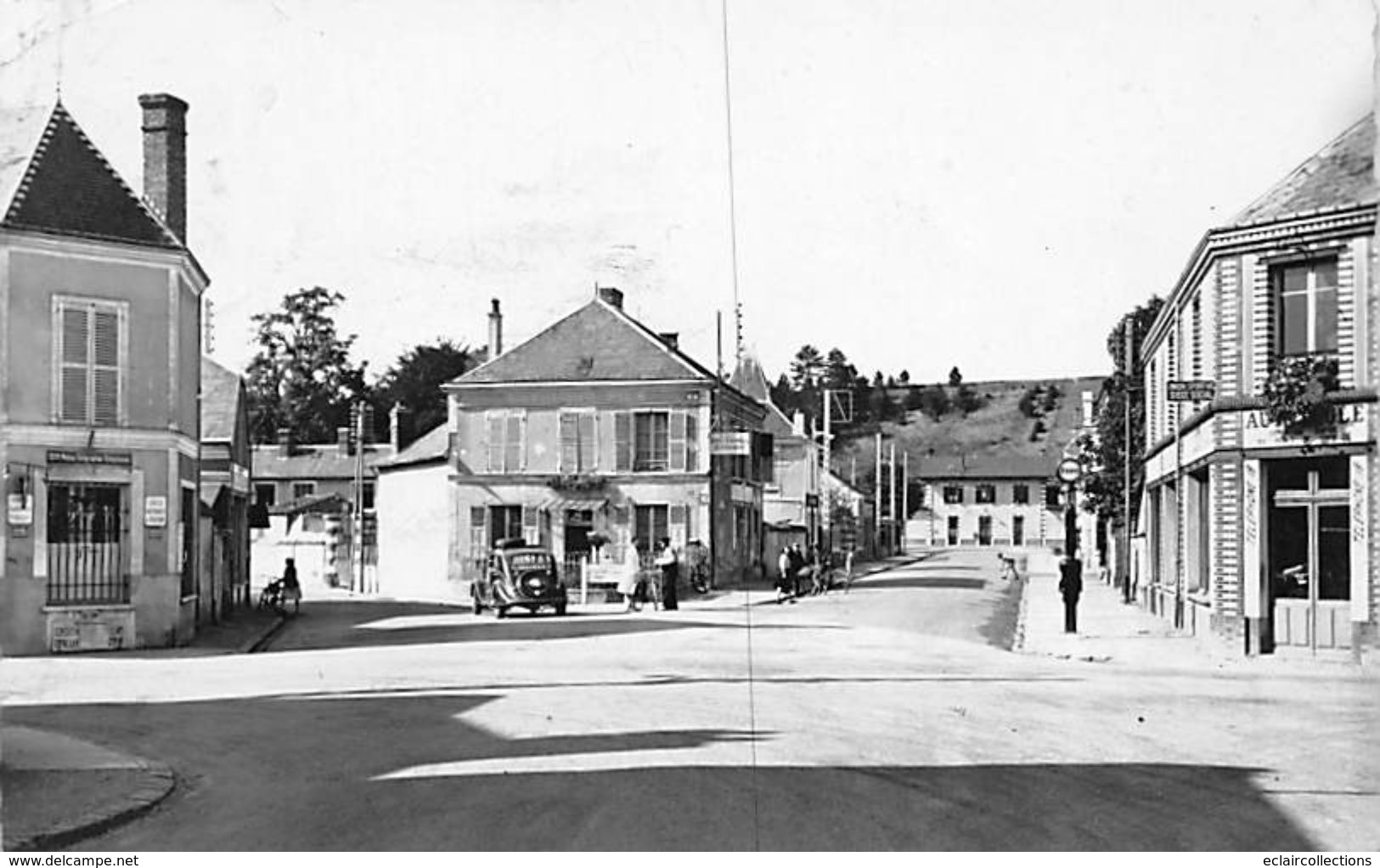 Ezy       27      Carrefour De La Mairie. Poste Et Gare     Année 1950       (voir Scan) - Andere & Zonder Classificatie