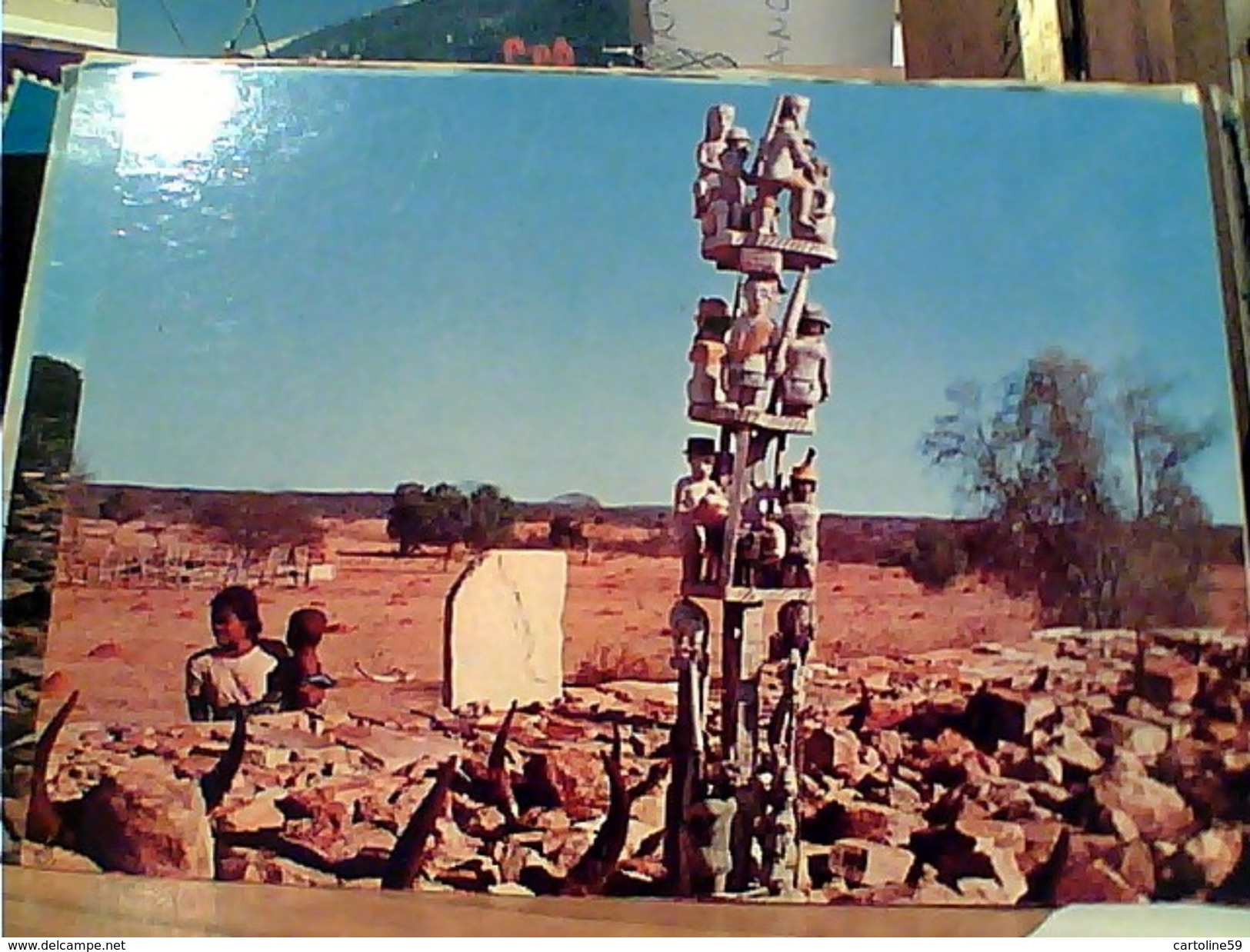 MADAGASCAR: MAHAFALY: Tombeaux Dans Le Sud TOMBE SCULTURE  FUNEBRI   N1975 GI17595 - Madagascar