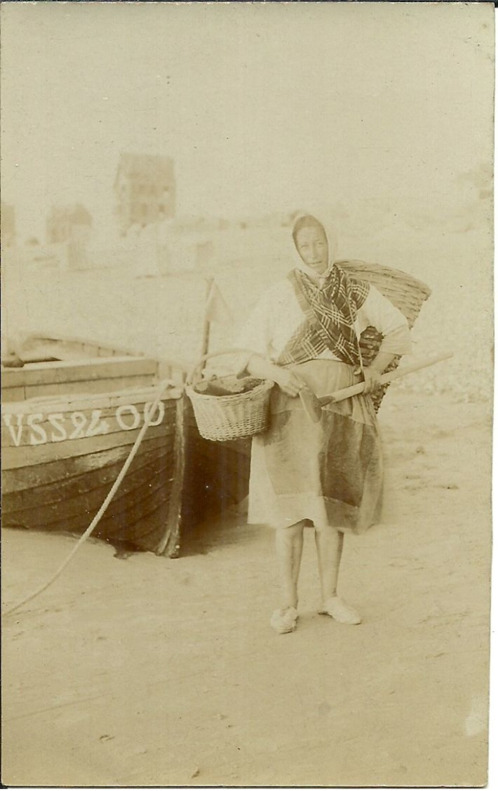 (CARTE PHOTO)( PECHE )( FEMME )( BATEAUX ) - Métiers