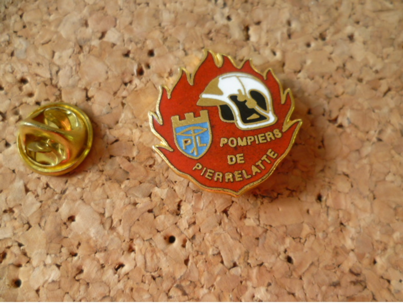 Pin's  ** Pompiers De Pierrelatte (drome)  **  Blason Ville ,arbalete , Casque De Pompier - Pompiers