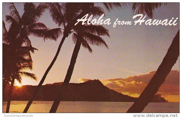 Hawaii Sun Rising Over Famous Diamond Head At Wikiki Beach - Oahu