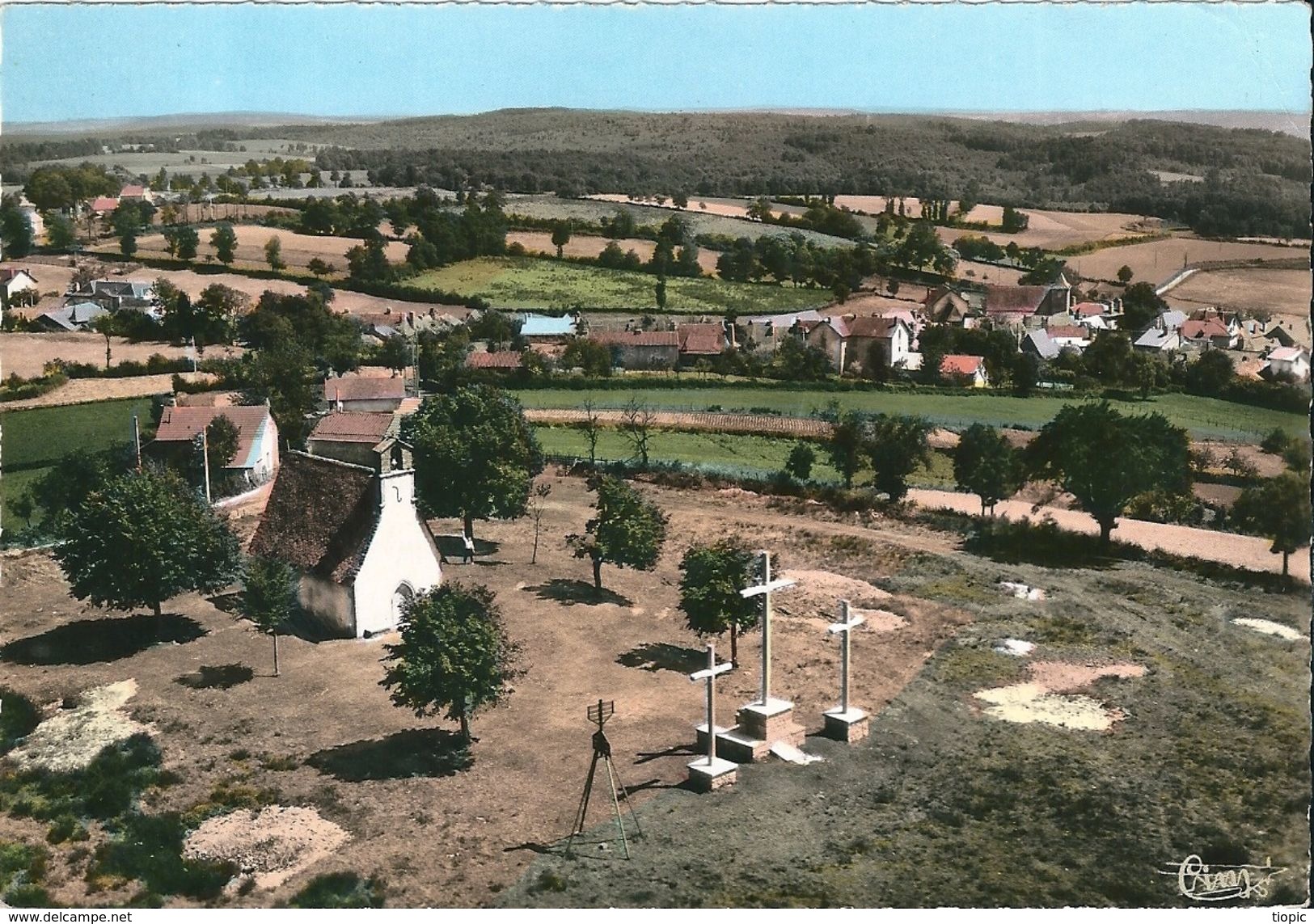 SAINT-MAMET  ( 15 )  Vue  Panoramique  Aérienne,  Chapelle  De  St-Laurent.   (  CPsm Dentelée Couleur ) - Saint-Mamet-la-Salvetat