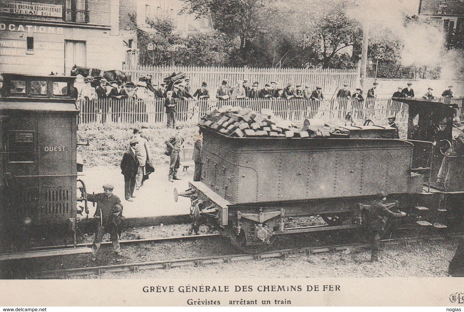 GREVE GENERALE DES CHEMINS DE FER - GREVISTES ARRETANT UN TRAIN - BELLE CARTE TRES ANIMEE -  TOP !!! - Streiks