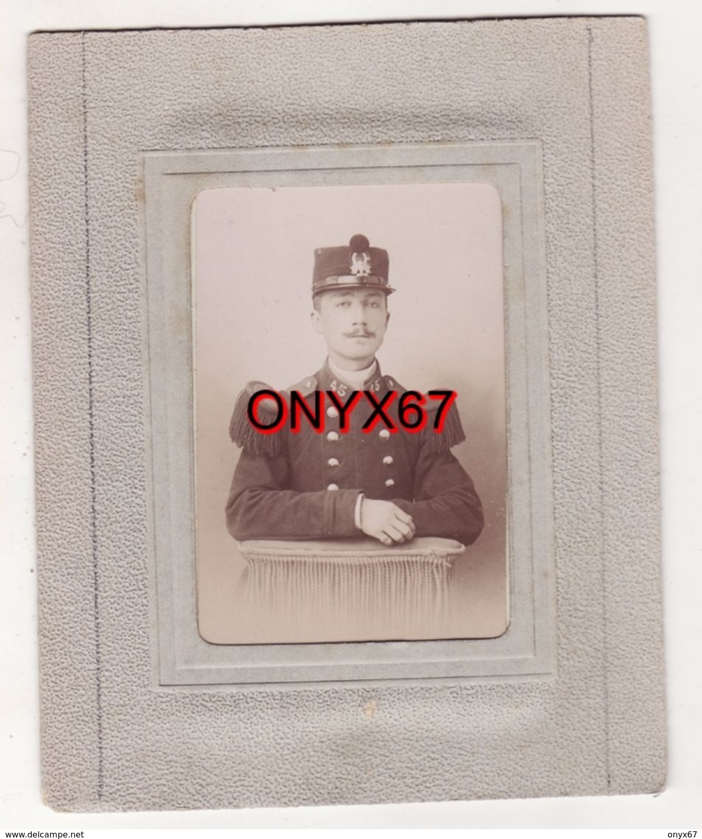 PHOTO CARTONNE 14 X 11 Cms - Militaire 45 ème Régiment Soldat Français Uniforme Képi Plaque Régiment Studio Photo - Uniformes