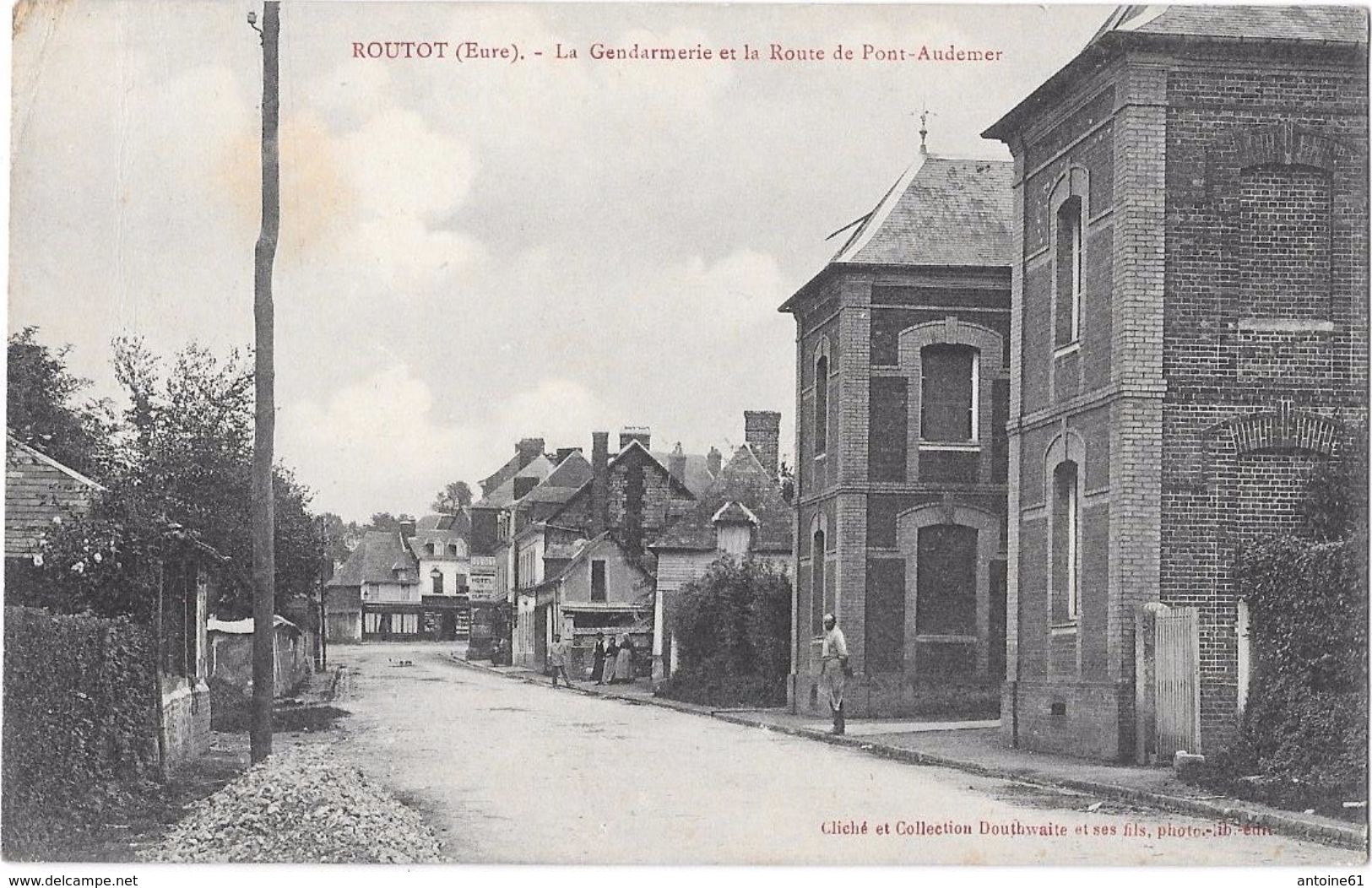 ROUTOT - La Gendarmerie Et La Route De Pont Audemer - Routot