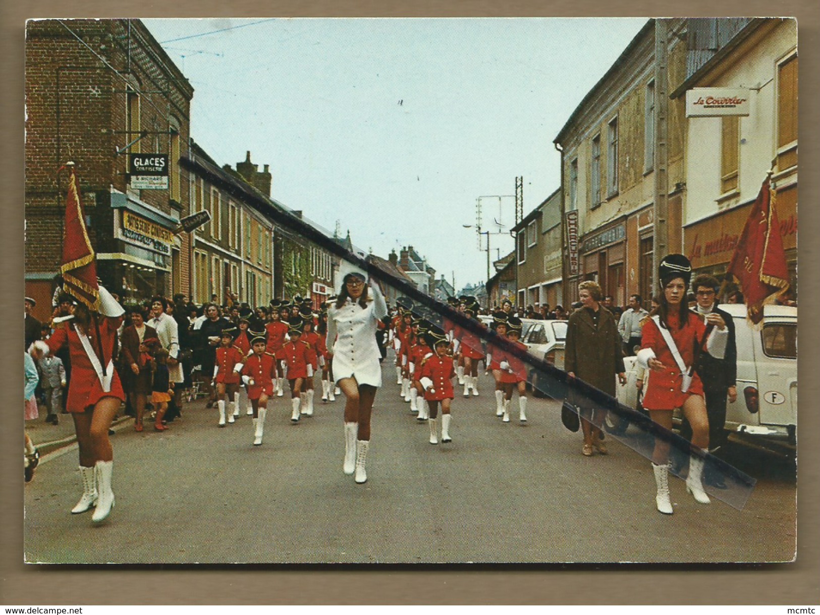 CPM - Les Majorettes De St Ouen De Picardie - Saint Ouen