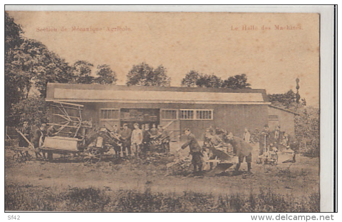 LEUZE     COLLEGE EPISCOPAL.   SECTION DE MECANIQUE AGRICOLE.   LE HALLE DES MACHINES.. UNE MOISSONEUSE - Leuze-en-Hainaut