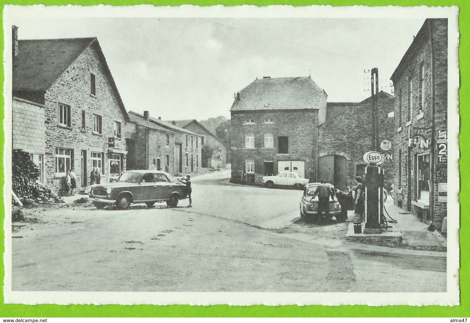 Graide - Centre Du Village Animé - OLDTIMER - Pompe Essence Esso - Circulé Sans Timbre - Smetz Magasin Végé - SUPER - Bievre