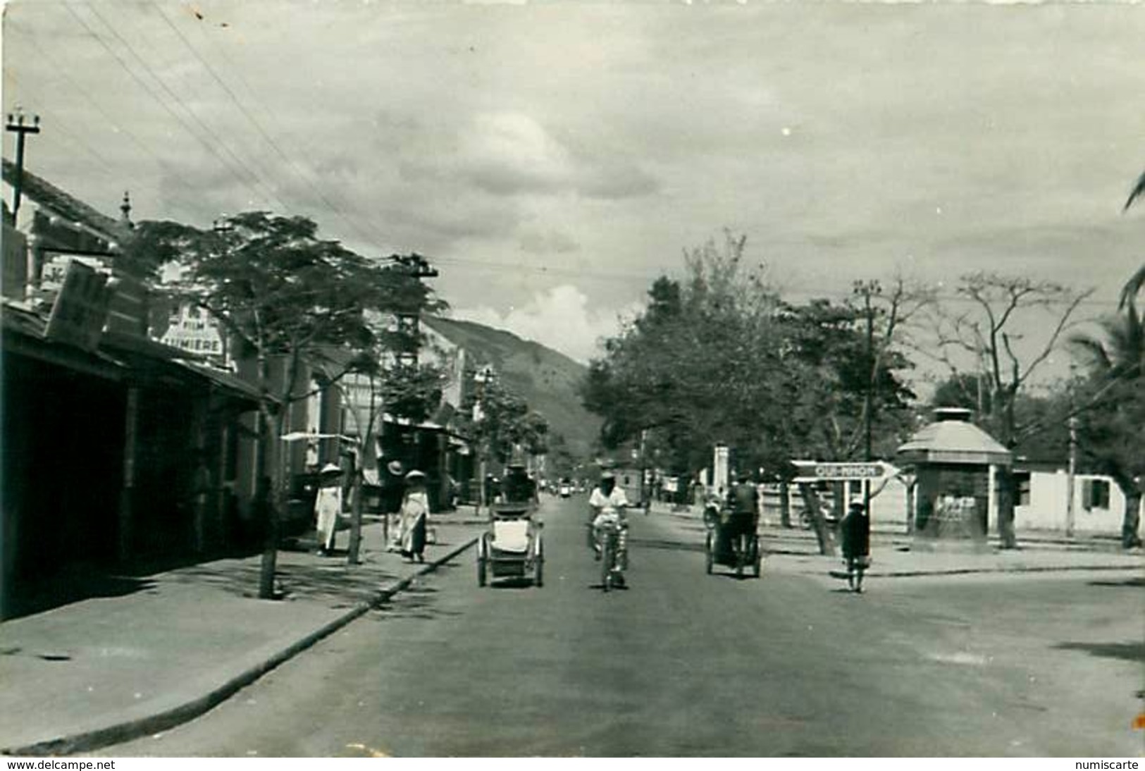 Carte Photo VIET NAM - Carrefour Route QUI NHON Et Kiosque THONG TIN, Ville ? - Vietnam