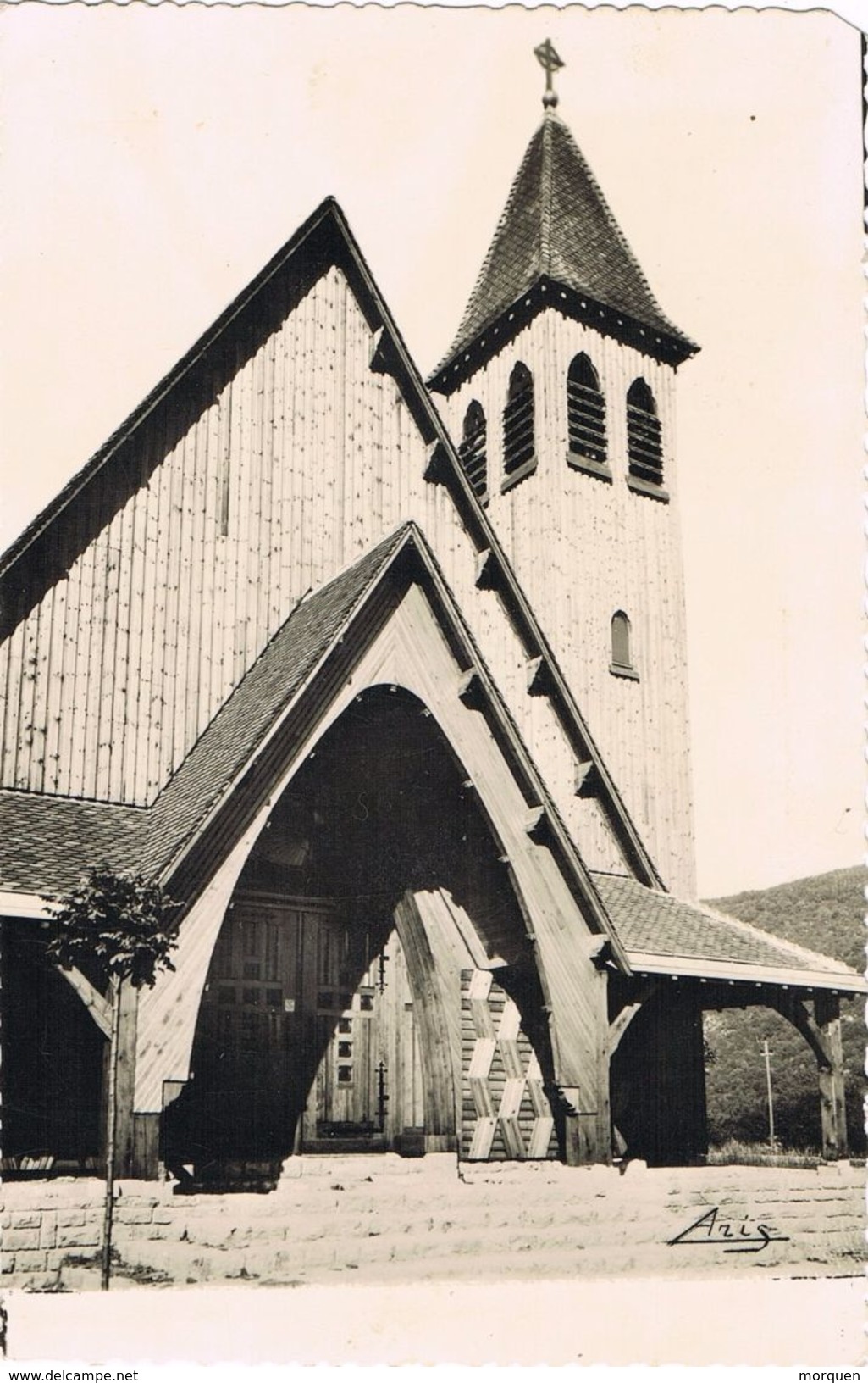 26204. Postal LAVANCIA - EPERCY (Saint Claude) Jura. Eglise Et Croix Du Guerre - Saint Claude