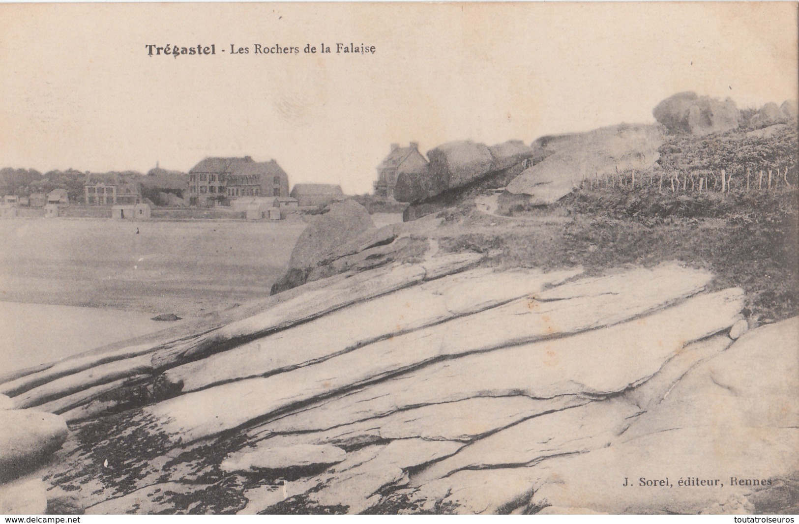 TREGASTEL   ( 22 ) Les Rochers De La Falaise  ( Port Gratuit ) - Trégastel