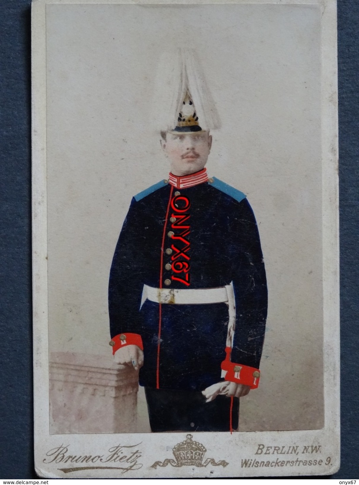 PHOTO CDV 10,5 X 6,5 Cms Militaire Allemand Casque Crignière Colorée Peint Main Photo Bruno FIETZ-BERLIN (Allemagne) - Guerre, Militaire