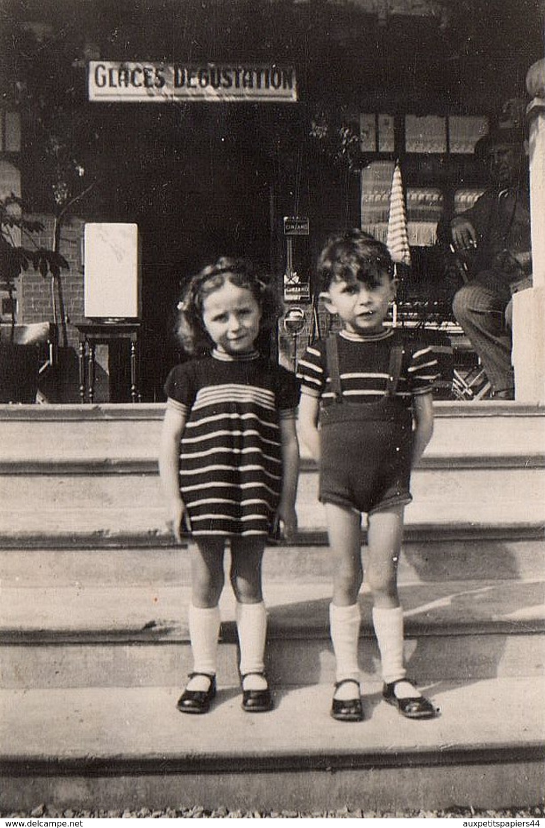 Photo Originale Un Frère Et Une Soeur Assortis Devant Une Boutique De Glaces - Dégustation Vers 1950/60 - Jumeaux ? - Personnes Anonymes