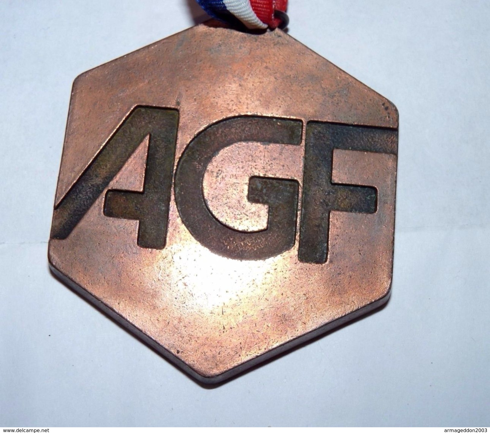 GROSSE MEDAILLE EN BRONZE MULTI SPORTS SPONSOR AGF - Habillement, Souvenirs & Autres