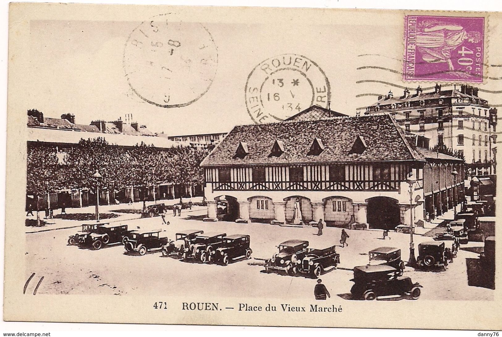 ROUEN * 76 * LA  PLACE DU VIEUX MARCHE * NOMBREUSES VOITURES ANCIENNES D'EPOQUE *LES HALLES  * - Rouen