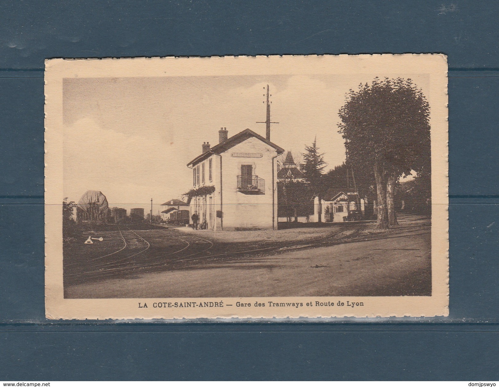 CPA   La Cote Saint André  38 Gare Des Tramways Et Route De Lyon - La Côte-Saint-André