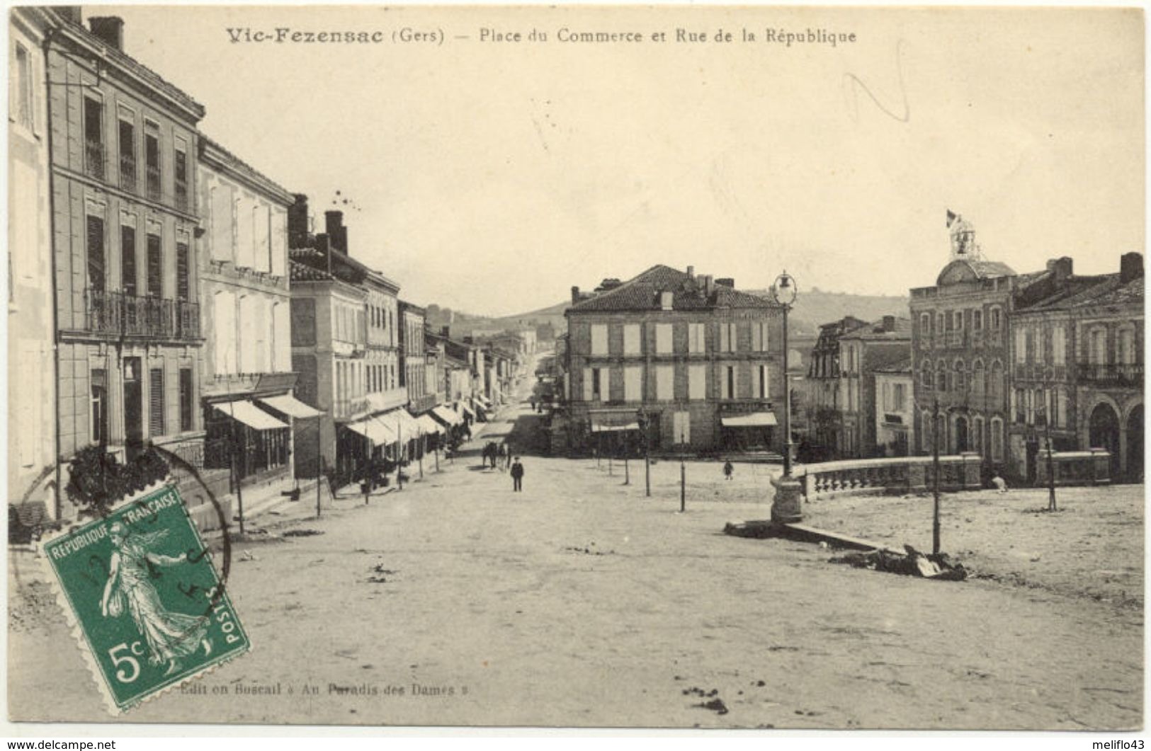 32/CPA - Vic Fezensac - Place Du Commerce Et Rue De La République - Vic-Fezensac