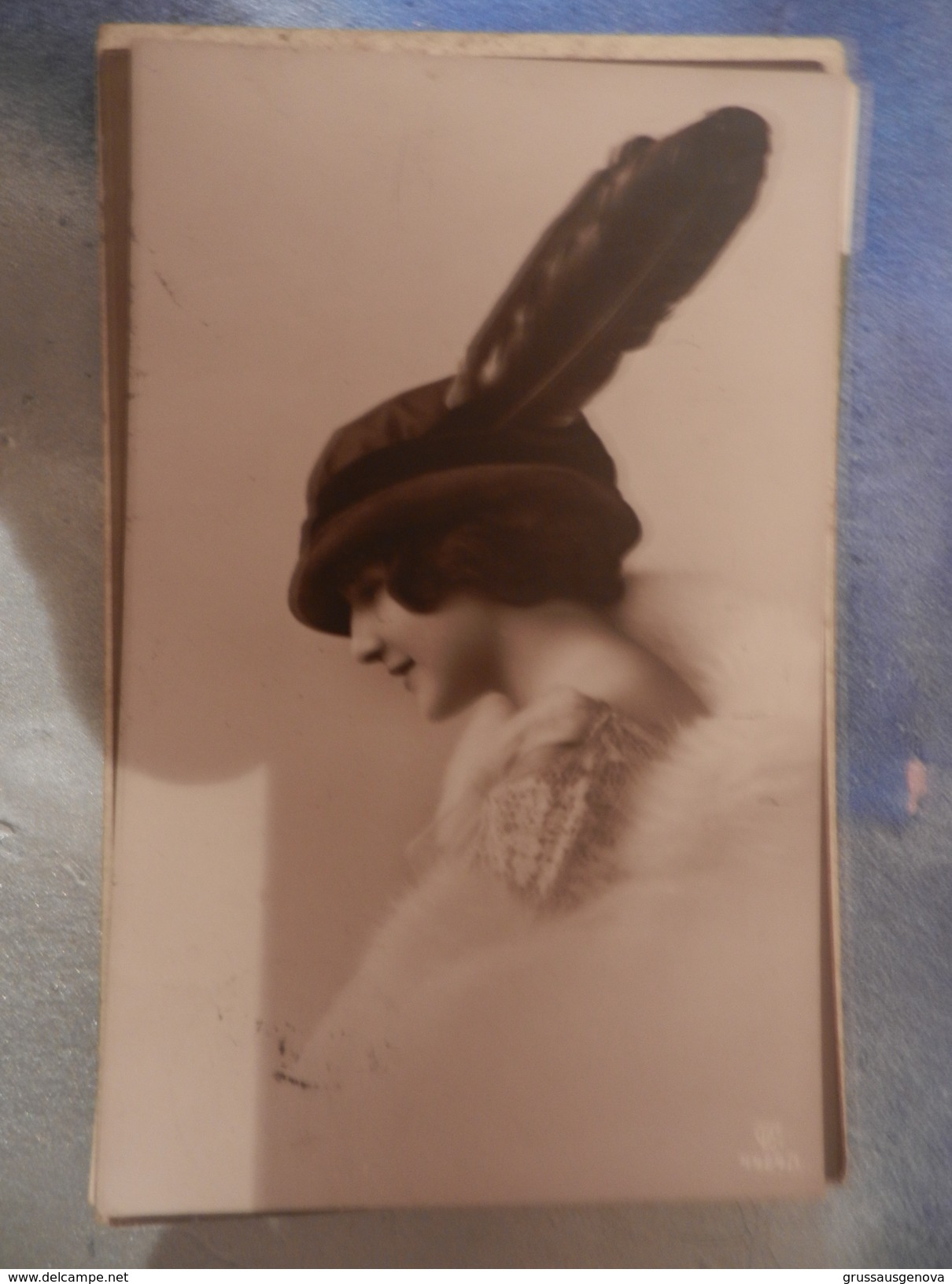 14324) RAGAZZA CON CAPPELLO ALLA MODA DEL PERIODO VIAGGIATA 1914 - Moda