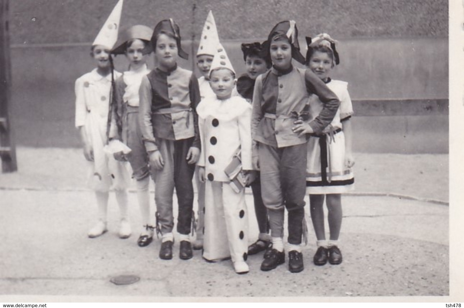 MINI-PHOTO--spectacle Enfants Carnaval Déguisés Costumés En Pierrot Et Autres--voir 2 Scans - Autres & Non Classés